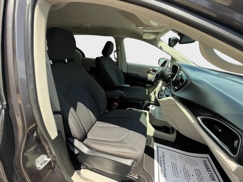 Used 2017 Chrysler Pacifica Touring FWD image 19