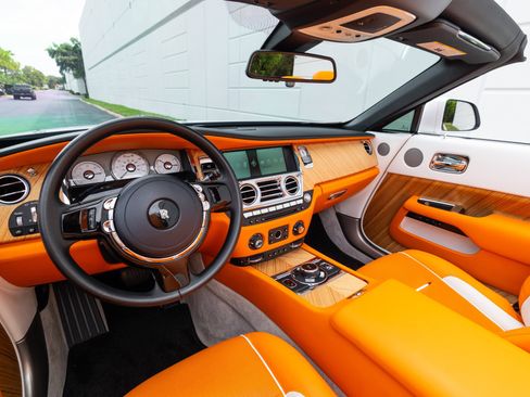 Used 2017 Rolls-Royce Dawn RWD image 94