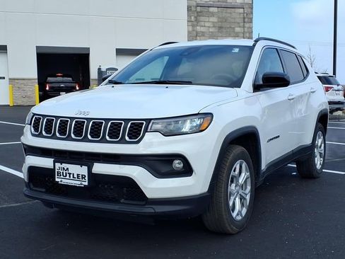 Used 2025 Jeep Compass Latitude image 2