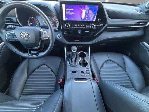 Used 2024 Toyota Highlander XSE FWD image 25