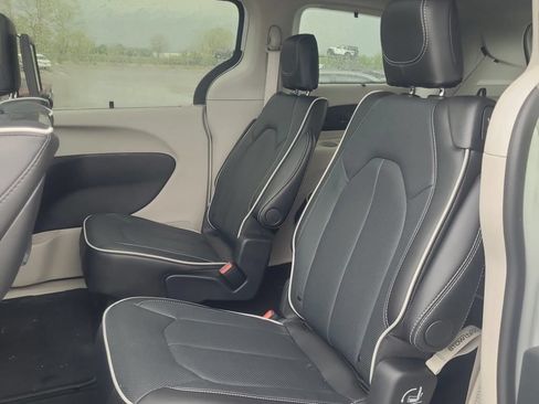 Used 2024 Chrysler Pacifica Limited w/ Uconnect Theater Family Group FWD image 2