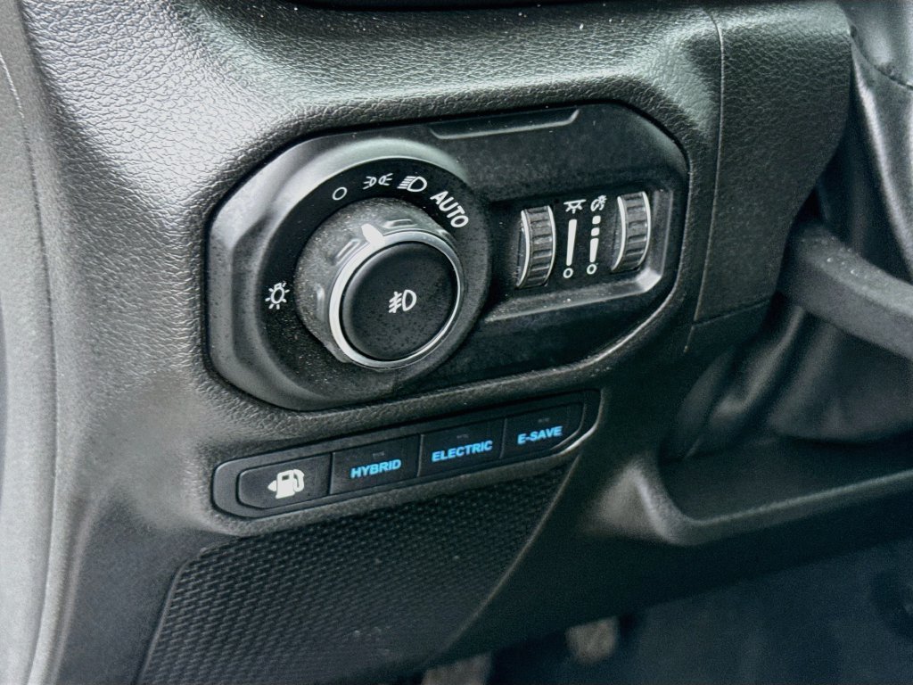 Used 2022 Jeep Wrangler Unlimited Sahara w/ Cold Weather Group AWD/4WD image 11