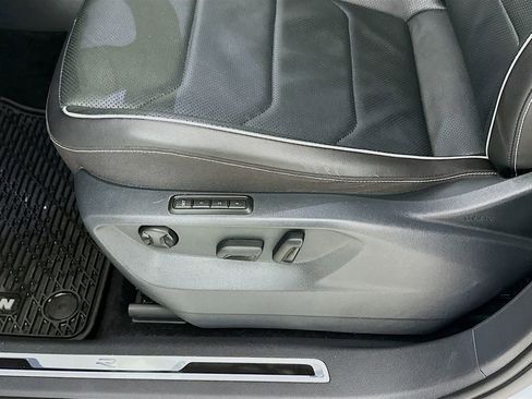 Used 2022 Volkswagen Tiguan SEL R-Line image 9
