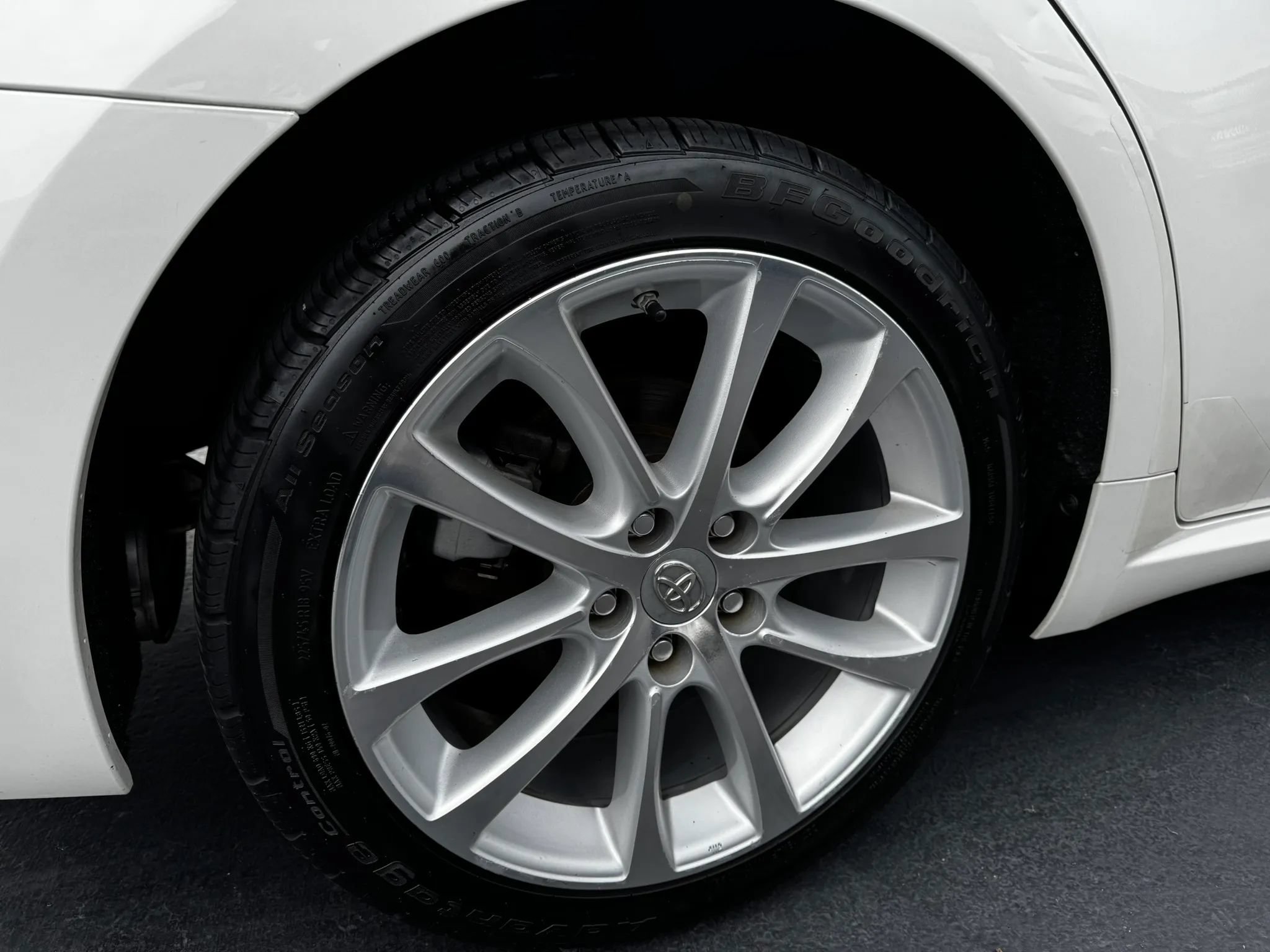 Used 2013 Toyota Avalon Limited w/ Technology Pkg FWD image 38