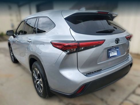 Used 2022 Toyota Highlander XLE FWD image 10