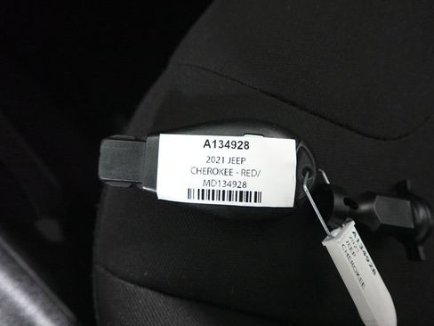 Used 2021 Jeep Cherokee Latitude image 32