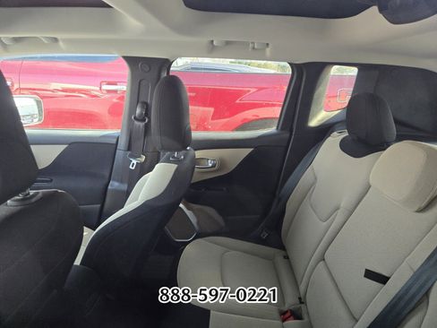 Used 2017 Jeep Renegade Latitude w/ Popular Equipment Group image 3