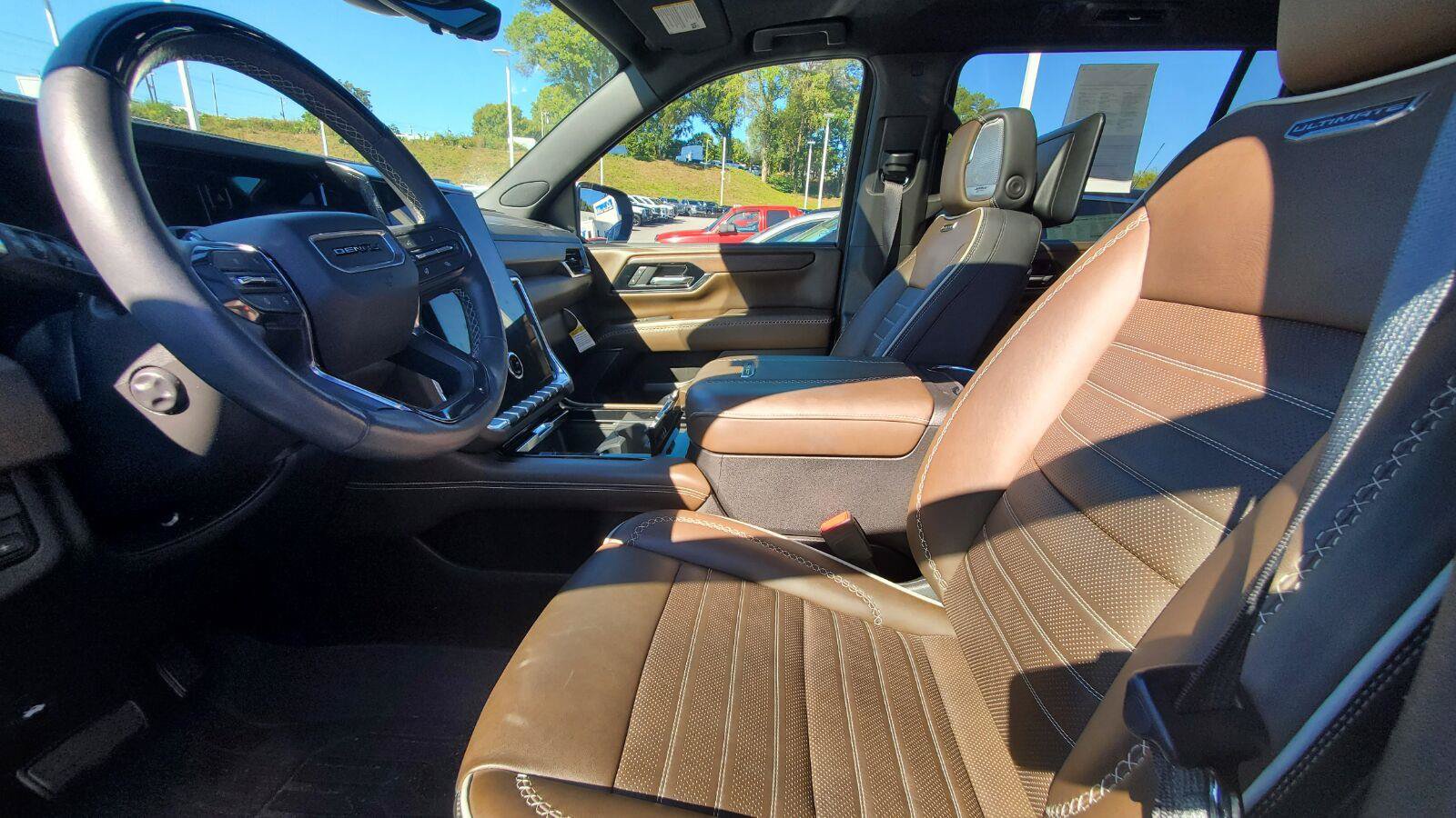 Used 2025 GMC Yukon XL Denali Ultimate w/ LPO, Floor Liner Package AWD/4WD image 3