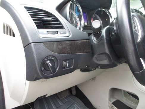 Used 2016 Dodge Grand Caravan SXT w/ Rear Park Assist Package FWD image 19