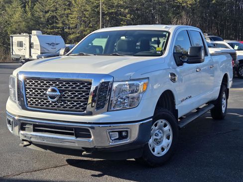 Used 2017 Nissan Titan SV image 1