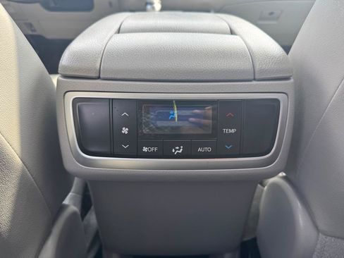Used 2019 Toyota Highlander XLE FWD image 25