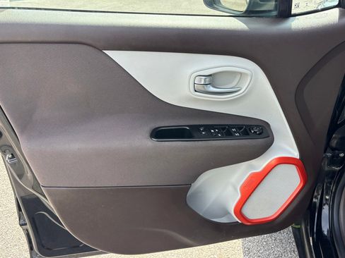Used 2015 Jeep Renegade Latitude FWD image 5