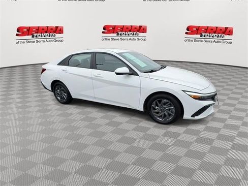 Used 2024 Hyundai Elantra SEL image 3