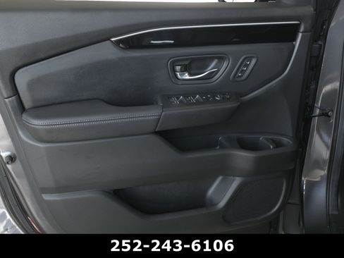 Used 2025 Honda Pilot Touring image 25