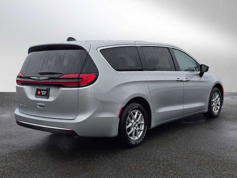 Used 2024 Chrysler Pacifica Touring-L image 7