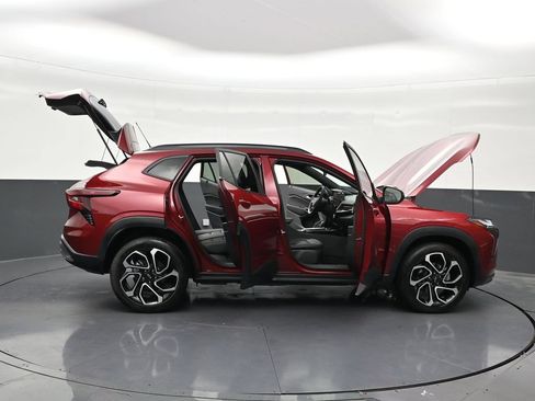 Used 2024 Chevrolet Trax RS FWD image 34