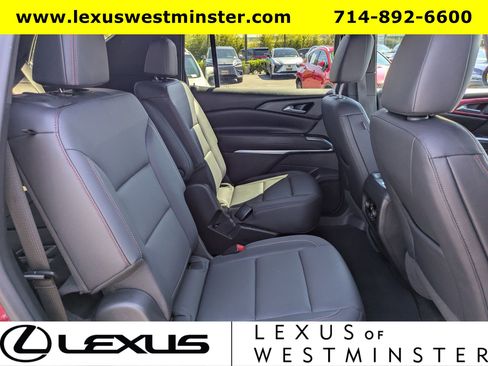 Used 2024 Chevrolet Traverse Z71 image 7