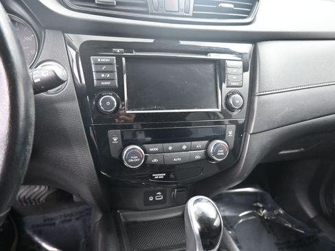 Used 2020 Nissan Rogue SV image 15