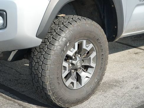 Used 2018 Toyota Tacoma TRD Off-Road RWD image 8