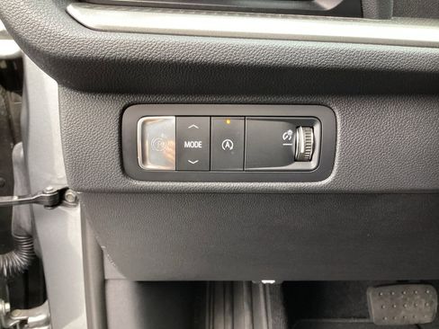 Used 2025 Chevrolet Traverse LT FWD image 33