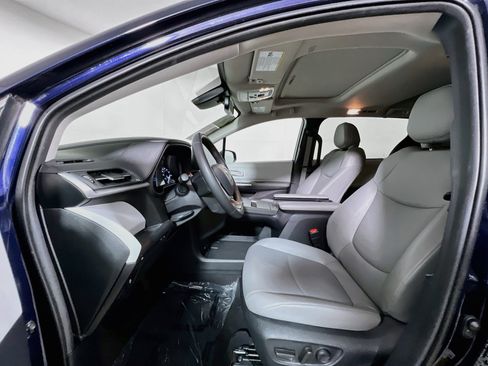 Used 2025 Toyota Sienna XLE FWD image 15