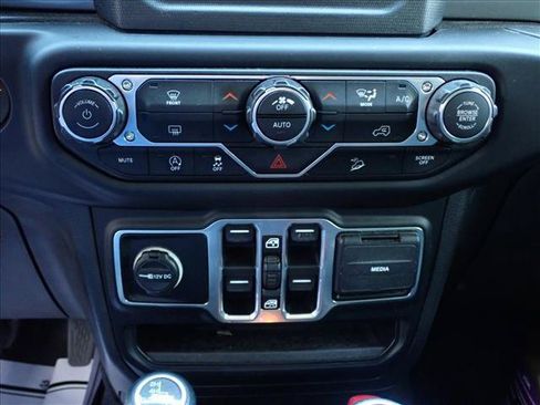 Used 2019 Jeep Wrangler Unlimited Sahara AWD/4WD image 15