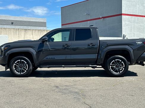 Used 2024 Toyota Tacoma TRD Sport w/ TRD Sport Upgrade Package image 9
