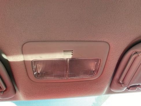 Used 2011 Toyota Yaris 4-Door Hatchback image 17