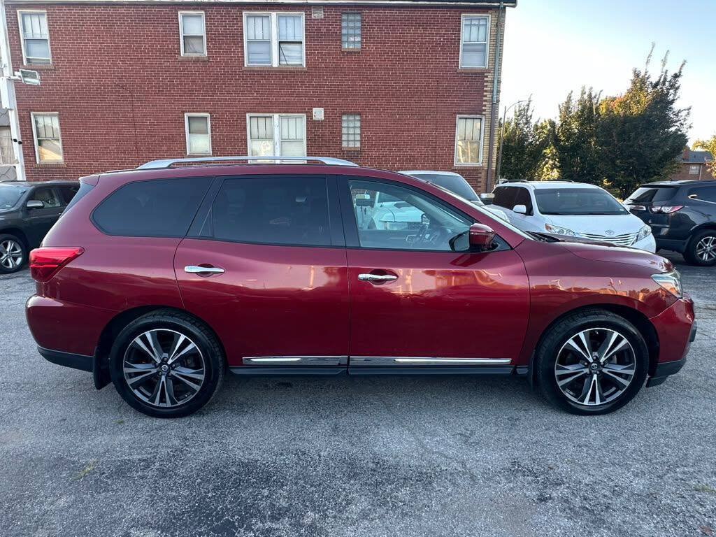 Used 2017 Nissan Pathfinder Platinum w/ Family Entertainment Package FWD image 4