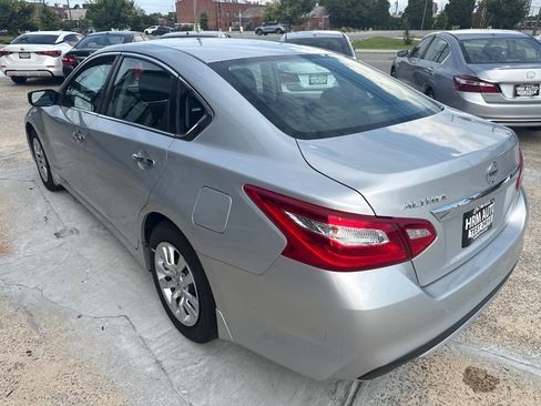 Used 2017 Nissan Altima 2.5 S w/ Power Driver Seat Package FWD image 3