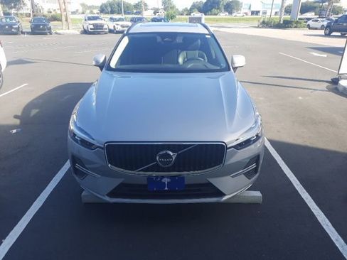 Used 2022 Volvo XC60 B5 Momentum w/ Climate Package AWD/4WD image 9