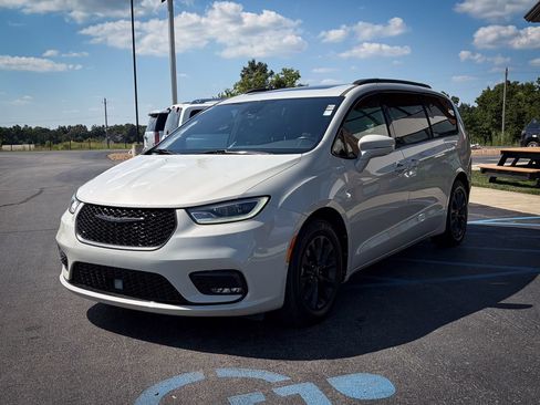 Used 2021 Chrysler Pacifica Touring-L w/ Premium & Safety Sphere Group FWD image 5