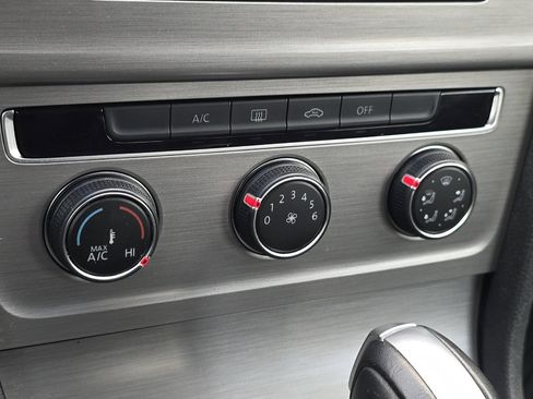 Used 2017 Volkswagen Golf S image 22