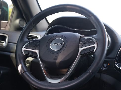 Used 2019 Jeep Grand Cherokee Altitude AWD/4WD image 6