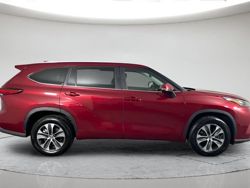 Used 2023 Toyota Highlander XLE FWD image 2