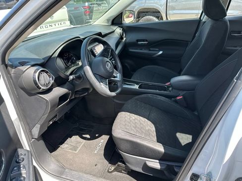 Used 2023 Nissan Kicks SV FWD image 3