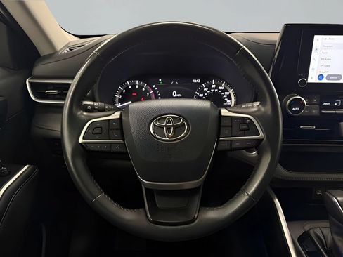 Used 2024 Toyota Highlander LE FWD image 17