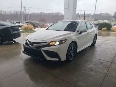 Used 2024 Toyota Camry SE image 3