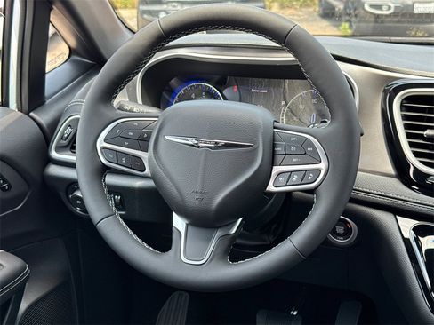 New 2025 Chrysler Pacifica Select image 22