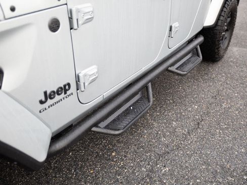 Used 2022 Jeep Gladiator Willys image 11