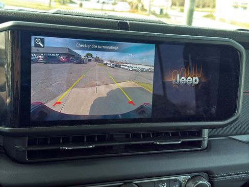 Used 2025 Jeep Gladiator Rubicon w/ Convenience Group image 19