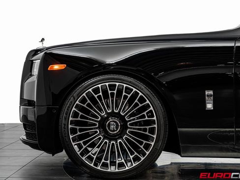 Used 2024 Rolls-Royce Phantom Sedan image 15