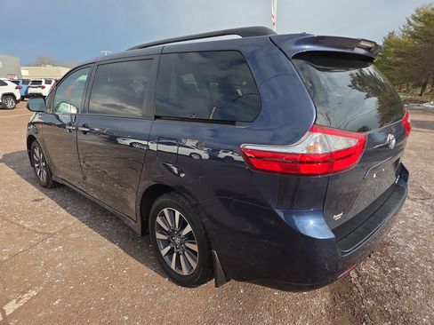 Certified 2019 Toyota Sienna XLE image 5