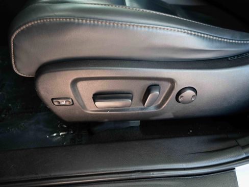 Used 2019 Toyota Highlander XLE image 12