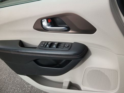 Used 2019 Chrysler Pacifica Touring Plus image 9