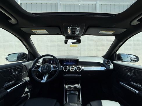Used 2025 Mercedes-Benz GLB 250 4MATIC image 5