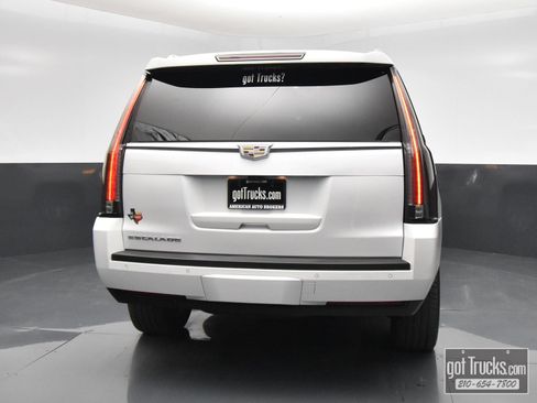 Used 2020 Cadillac Escalade Premium Luxury AWD/4WD image 6