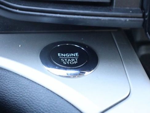 Used 2023 Ford Explorer XLT image 3