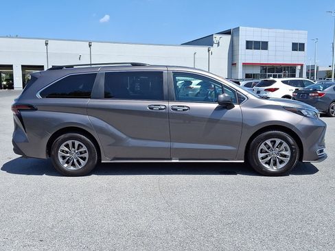 Used 2024 Toyota Sienna XLE FWD image 8