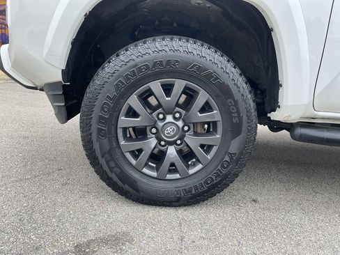 Certified 2023 Toyota Tacoma SR5 AWD/4WD image 9